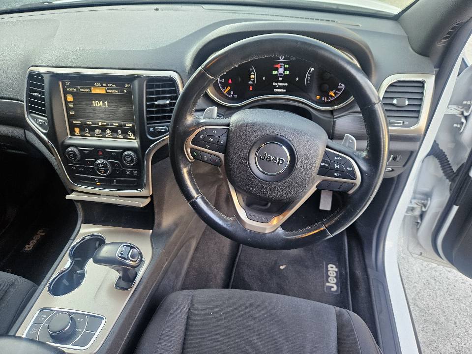 2013 jeep Grand cherokee laredo easy finance 9.jpg